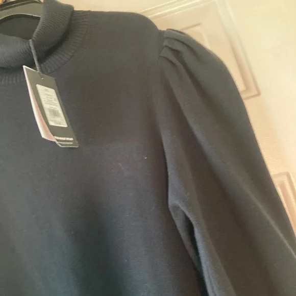 Long, puffy sleeve dress - Picture 3 of 8